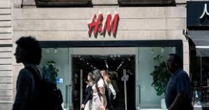 H&M surpreende com aumento de 40% no lucro trimestral, mas alerta para impacto das tarifas dos EUA